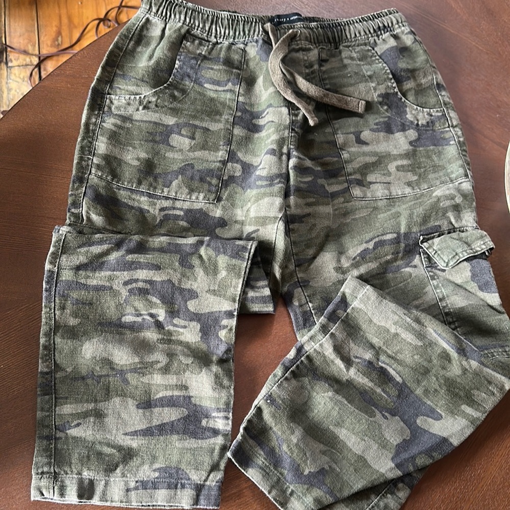 💚CLOSET CLEAR OUT🖤 Sanctuary x Anthropology Camo Cargo Crop Pants.  Never Worn
